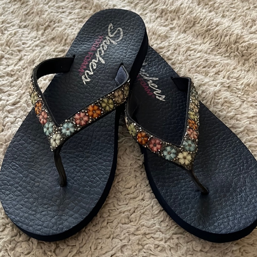 Skechers summer sandals multi colored band perfect for summer beach weather